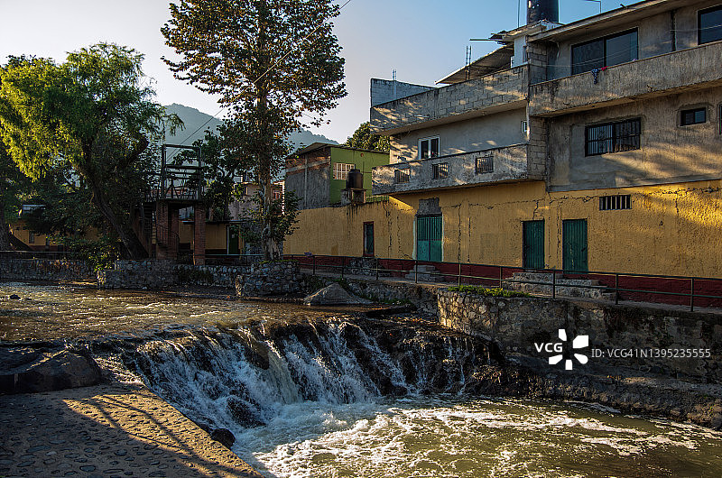 墨西哥韦拉克鲁斯州奥里萨巴河畔步道图片素材
