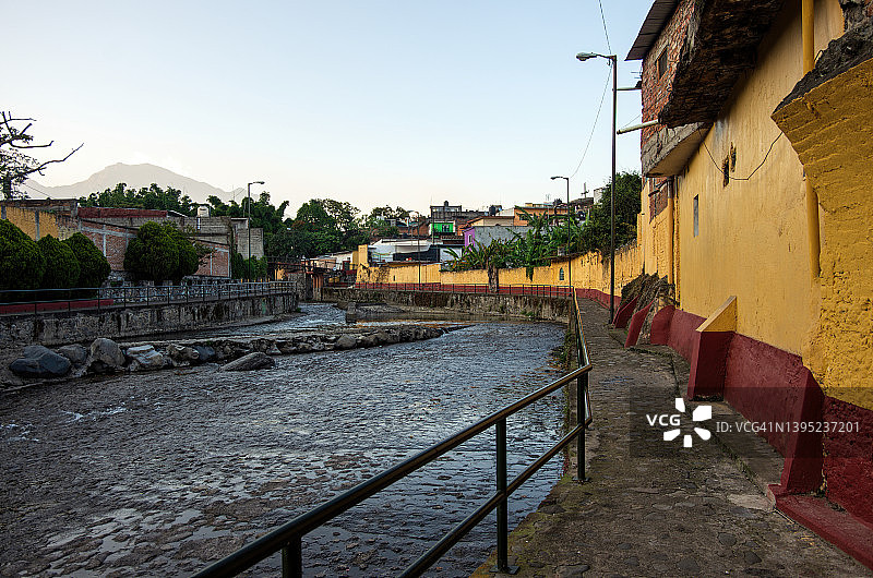 墨西哥韦拉克鲁斯州奥里萨巴河畔步道图片素材