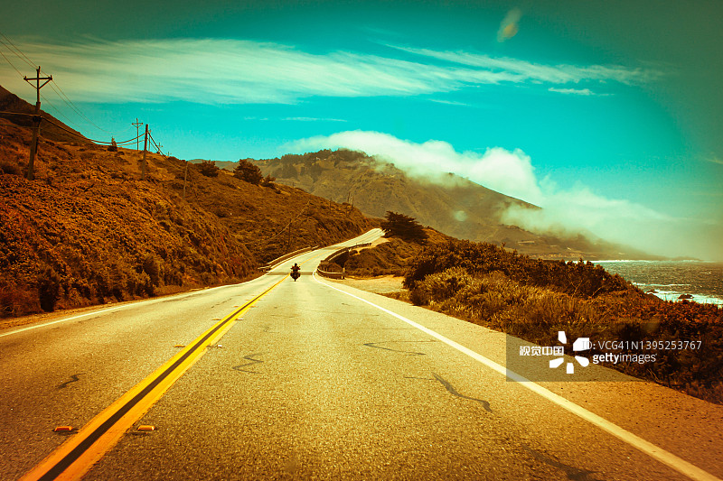 骑自行车的人在加利福尼亚州1号公路上巡游图片素材