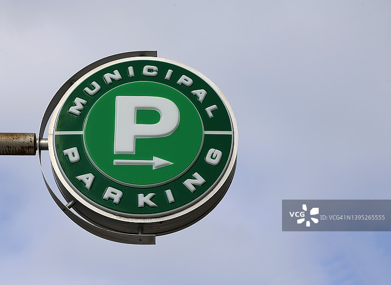 带箭头的市政停车标志图片素材