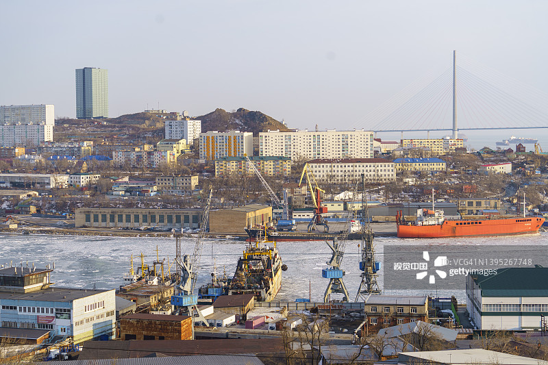 俄罗斯大桥和船只的海景图片素材