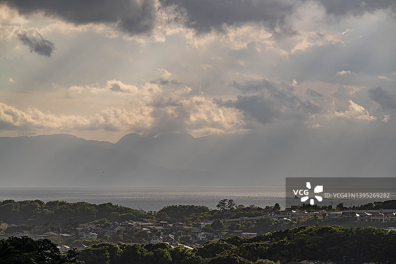 日本神奈川县海边住宅区的日落光束图片素材