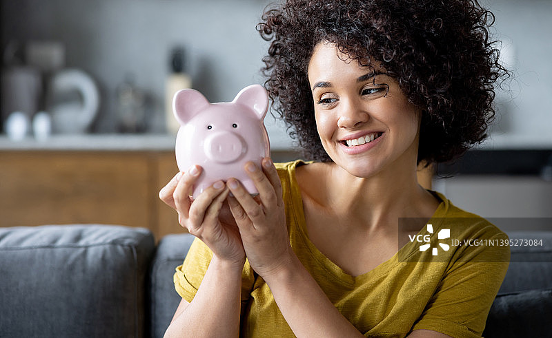 居家储蓄的女人和存钱罐图片素材