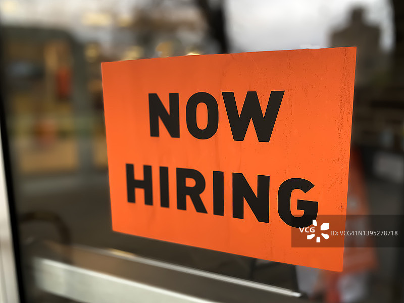 商家门上张贴“招聘”标志图片素材