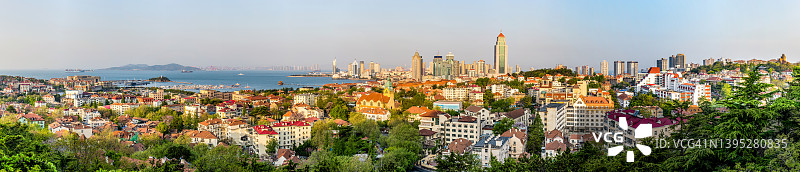 中国山东省青岛市城市建筑高角度视图图片素材