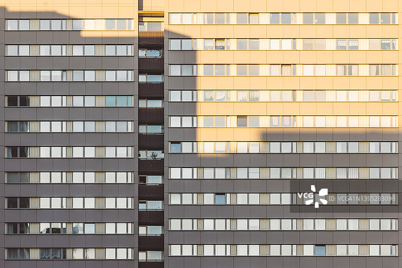 柏林城市对称板楼住宅建筑与阴影和阳光混合图片素材