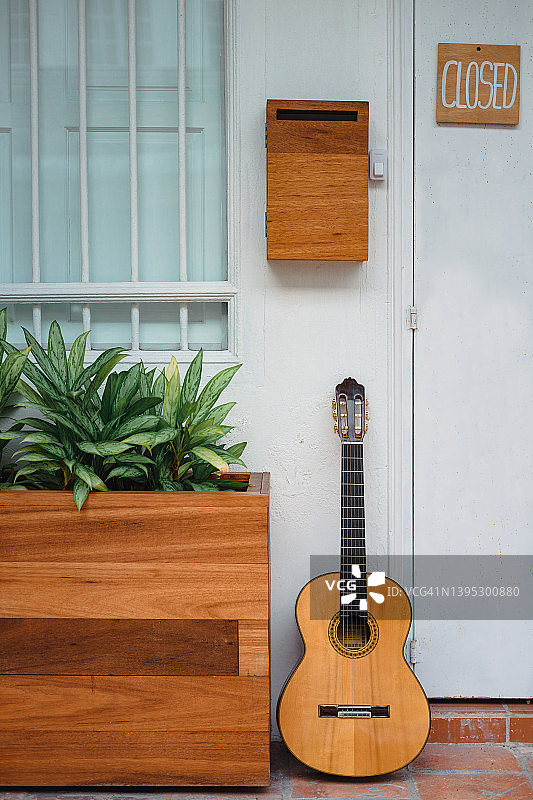 古典吉他靠在建筑墙上图片素材