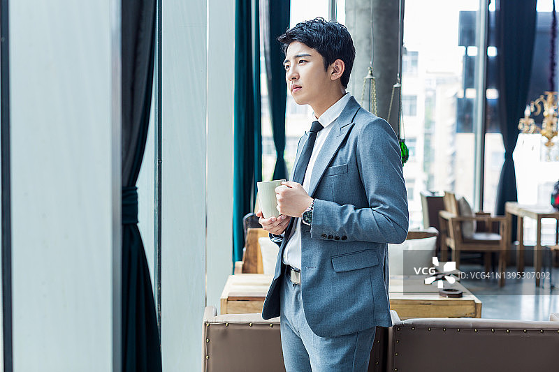 穿着西装的男人图片素材