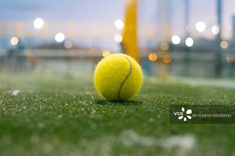 球场上的板式网球图片素材