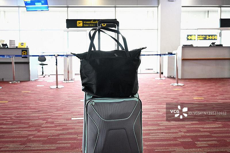 机场内的随身行李图片素材