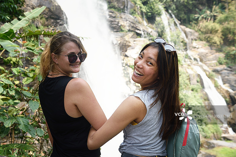 瀑布边的两个朋友图片素材