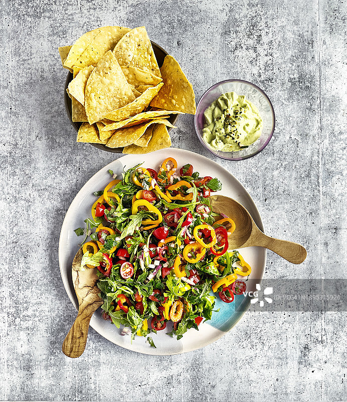 牛油果蘸酱和玉米片新鲜沙拉拼盘图片素材