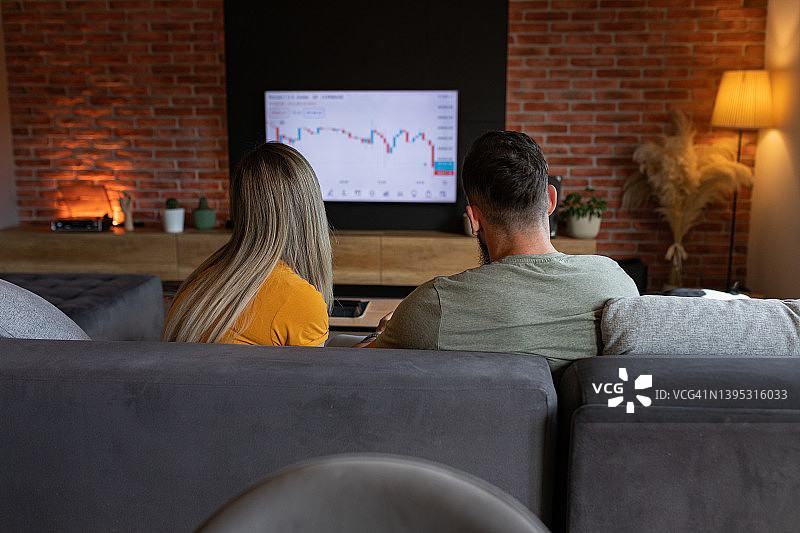 年轻情侣在家交易加密货币图片素材