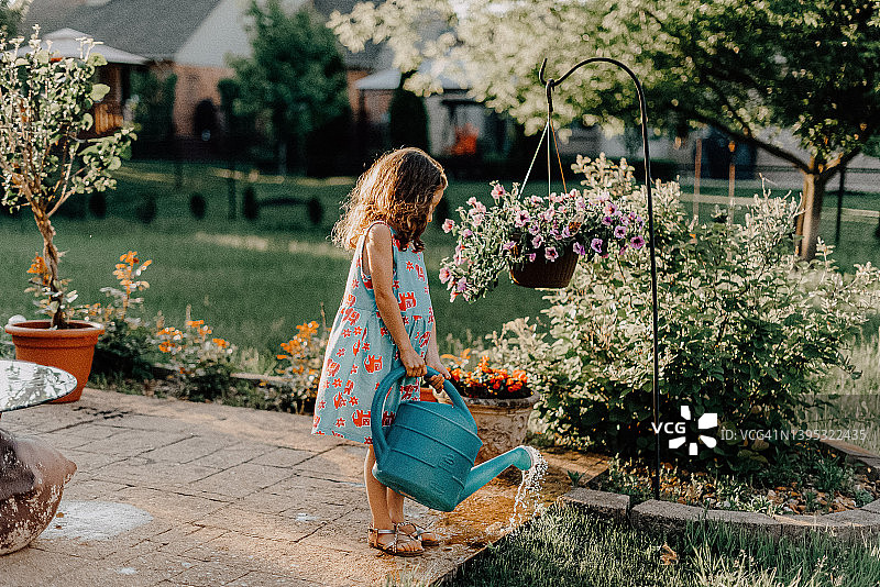 给花园浇水的小女孩图片素材