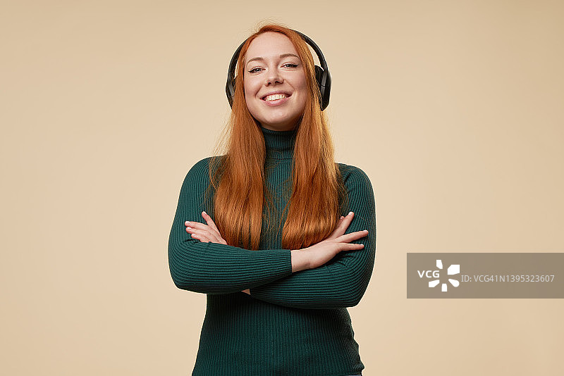 自信的年轻女人听音乐图片素材