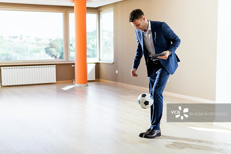 房产中介在空公寓里踢球图片素材