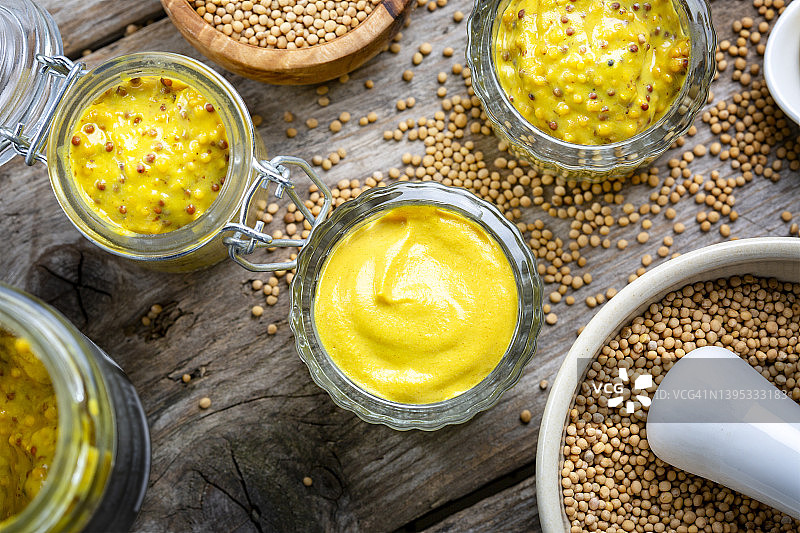 乡村木板上的不同种类的芥末和芥末籽图片素材