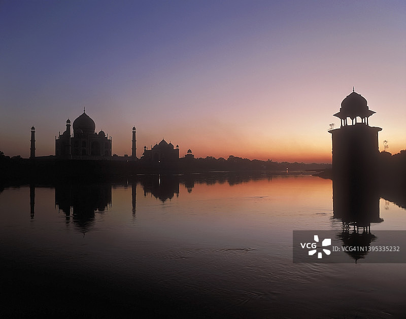 印度泰姬陵与亚穆纳河图片素材