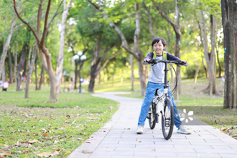 骑自行车的孩子图片素材