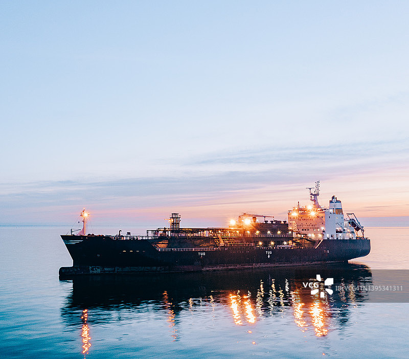 英国索伦特海上油轮的航拍黎明景色图片素材