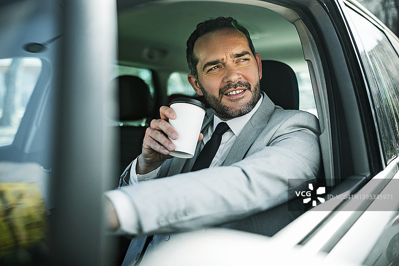 开车去办公室喝咖啡的商人图片素材