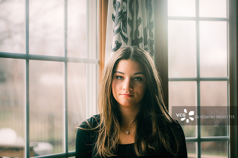 在家中的少女图片素材