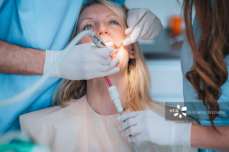 牙医诊所的牙钻操作图片素材