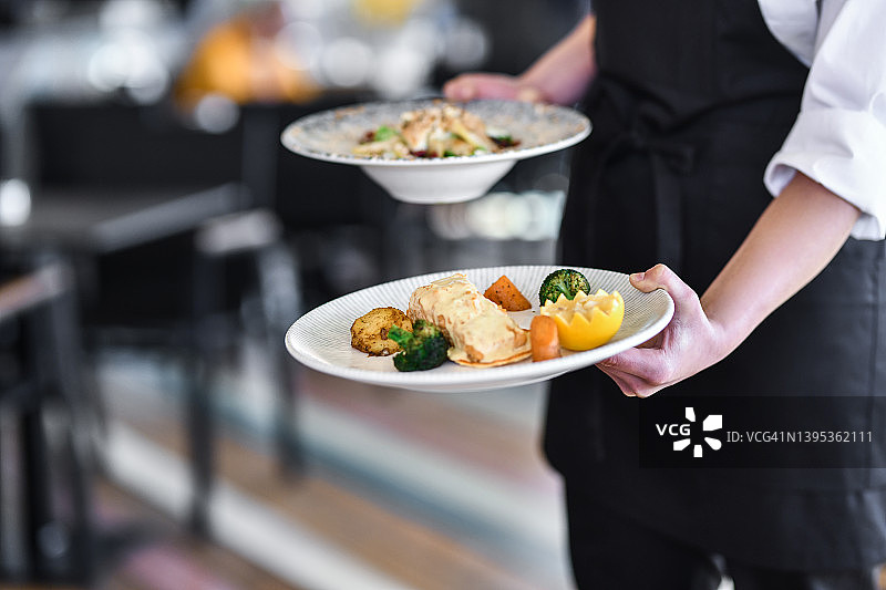 餐厅服务员带来的精致美食图片素材