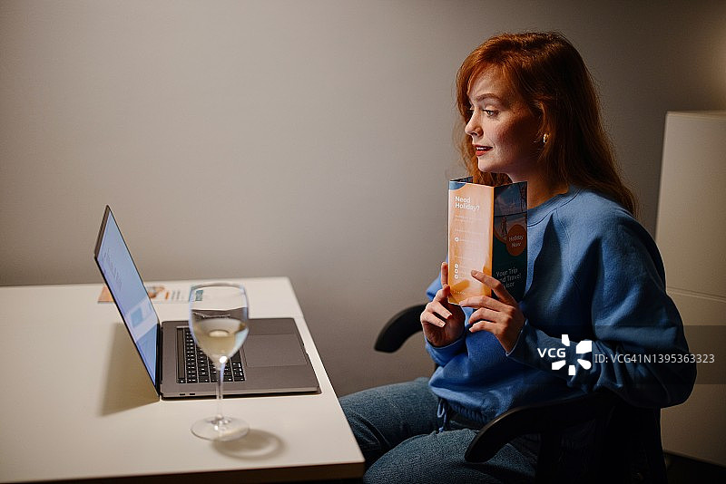 女人通过视频通话向朋友展示旅游宣传册图片素材