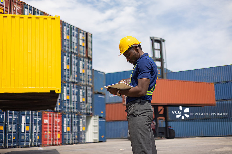 货运码头：工头核对集装箱清单图片素材
