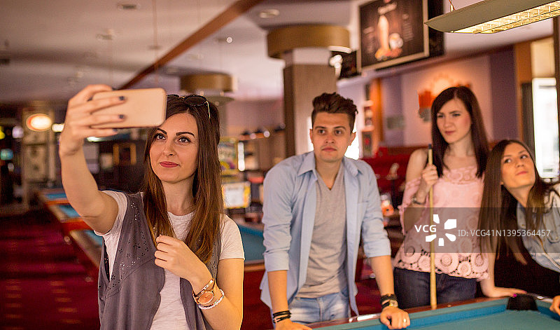 朋友们一起打台球图片素材