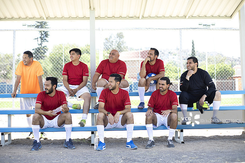 朋友们踢足球图片素材