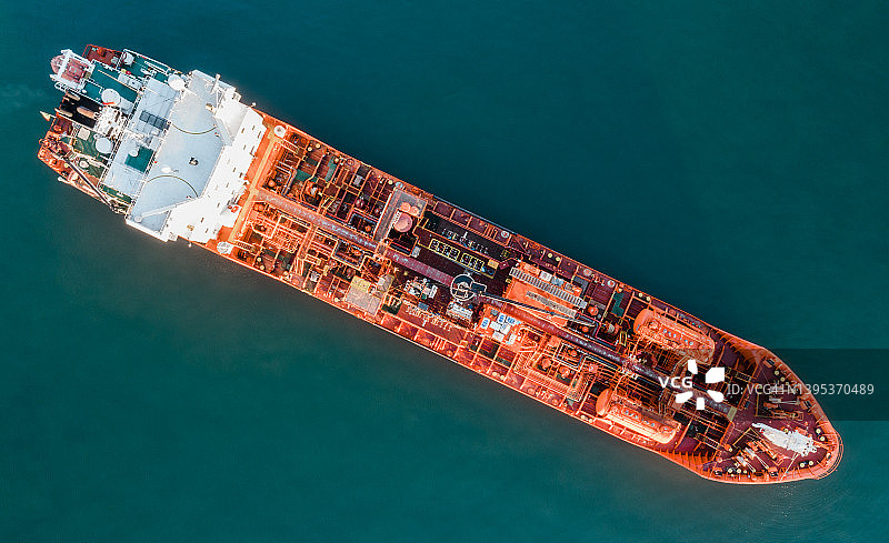 英国索伦特海上油轮鸟瞰图图片素材