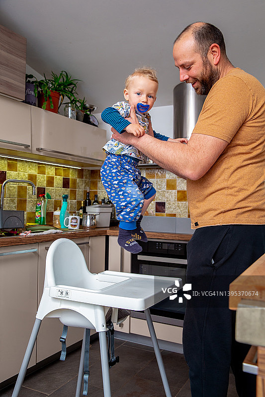 父子共享早餐时光图片素材