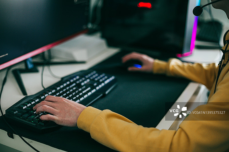 少年游戏玩家在家玩PC游戏图片素材