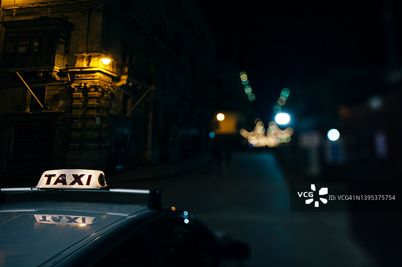 夜晚老城区的出租车图片素材