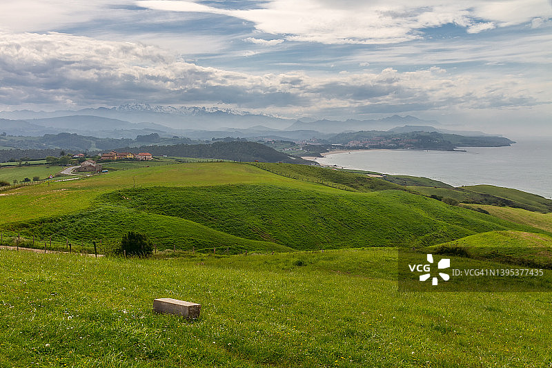 从格拉（坎塔布里亚）看到的梅龙海滩和圣维森特-德拉巴尔克拉镇图片素材
