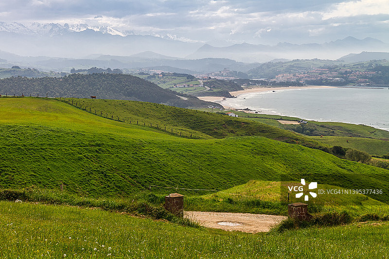 从格拉（坎塔布里亚）看到的梅龙海滩和圣维森特-德拉巴尔克拉镇图片素材