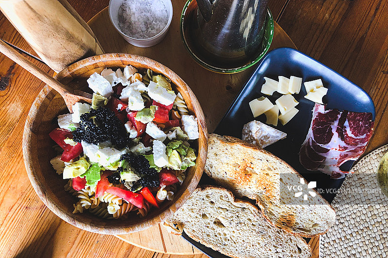 沙拉：火腿、奶酪和面包图片素材