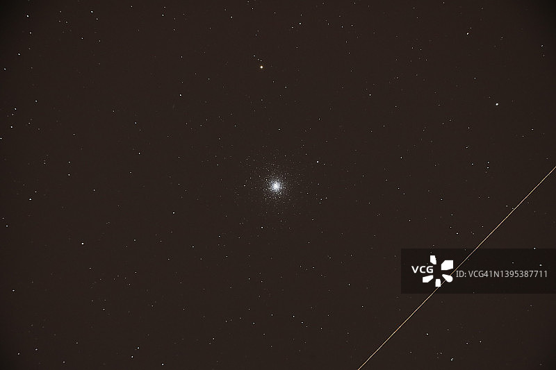 星链卫星划过深邃的夜空图片素材