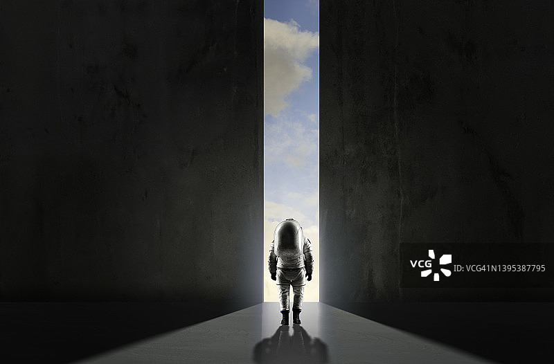 太空人离开飞船或机库图片素材