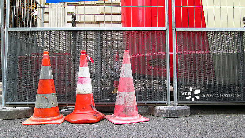 放置在巴黎街道和建筑工地前的塑料锥图片素材