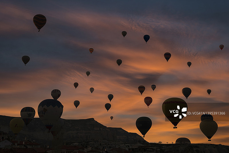 在土耳其中部安纳托利亚内夫谢希尔卡帕多奇亚乘坐热气球图片素材