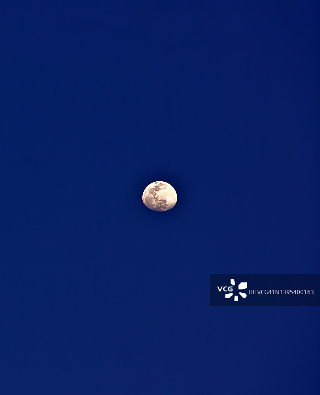 下弦凸月图片素材