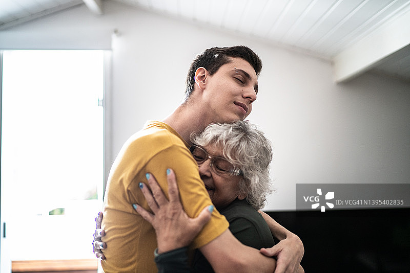 祖母在家拥抱孙子图片素材