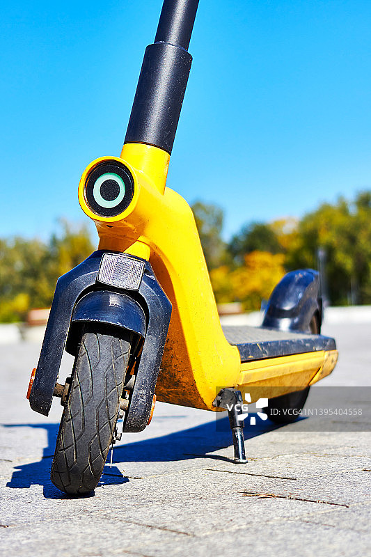 城市人行道上的电动租赁滑板车图片素材