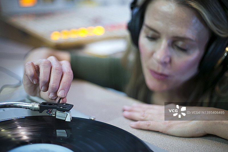 DJ夜班图片素材