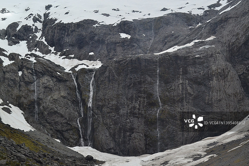 米尔福德峡湾的巨型岩层图片素材