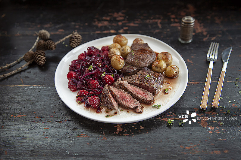 烤鹿肉、土豆和红卷心菜图片素材