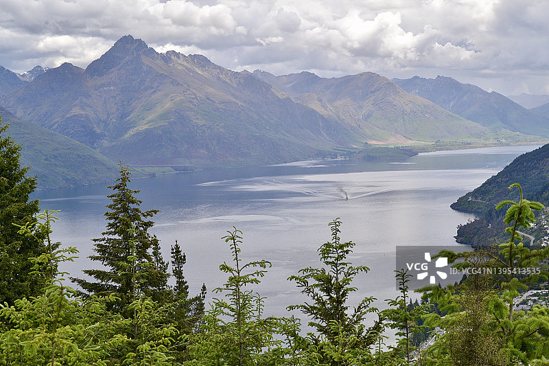 从皇后镇山丘俯瞰山脉和湖泊图片素材